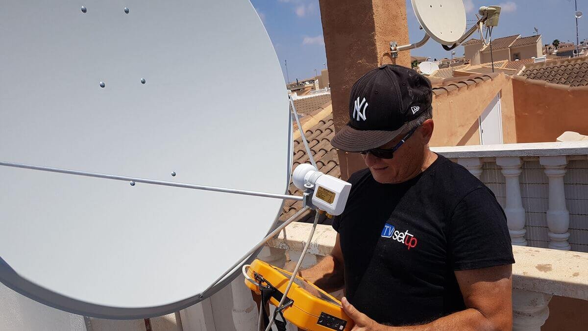 TVsetup Techniker richtet eine Satellitenschüssel in Orihuela Costa aus
